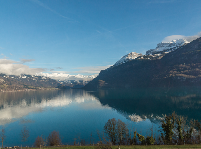 stunning-lake-and-mountains-switzerland